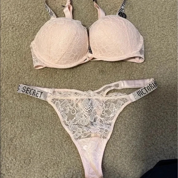  Victoria's Secret Bra And Panty Set